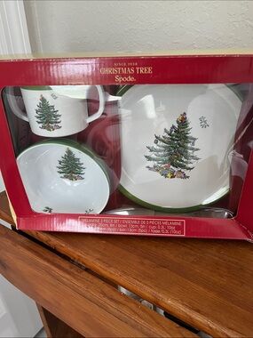 Spode Portmeirion Christmas Tree Kids Dinnerware Set – White with Green Trim NIB